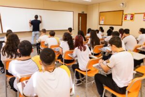 Prefeitura de Ilhabela anuncia concurso público para professores com salários de até R$ 6,1 mil; veja como se inscrever