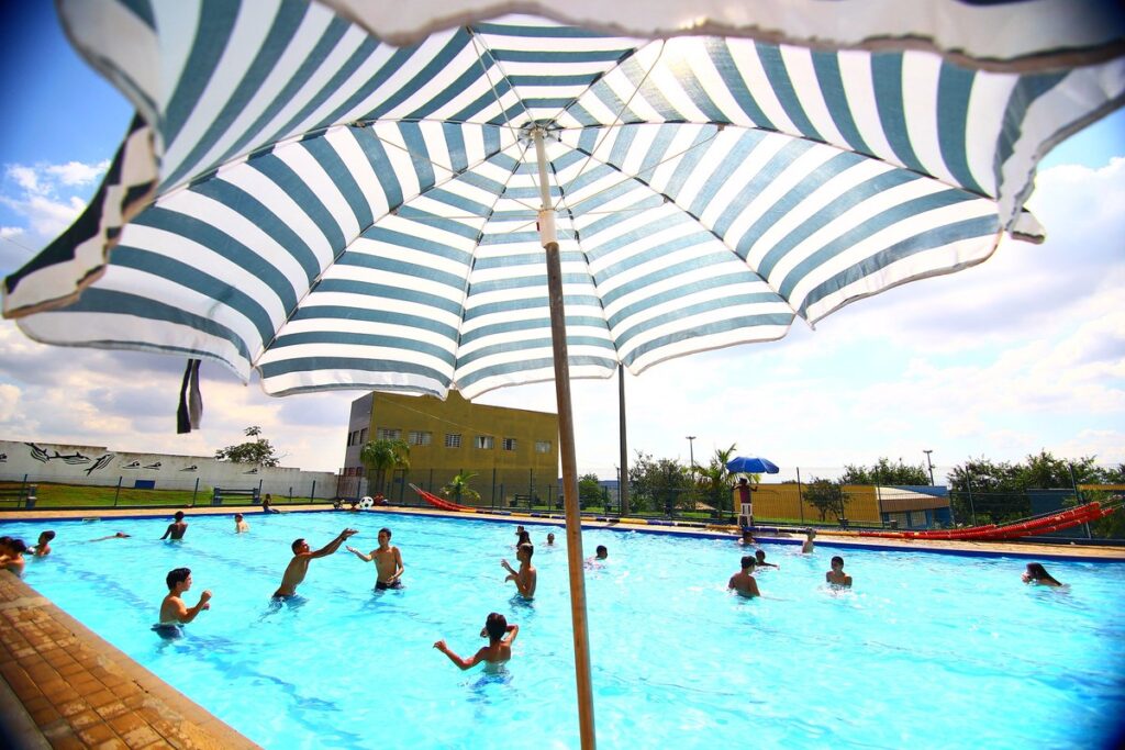 Piscinas públicas são opções para refresco no calorão em São José dos Campos; veja locais