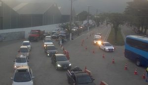 Motoristas enfrentam 2h30 de fila para travessia de balsa entre São Sebastião e Ilhabela