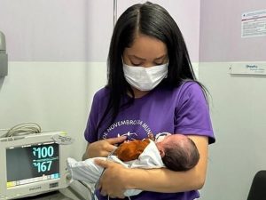 Novembro roxo celebra a luta pela vida de bebês prematuros