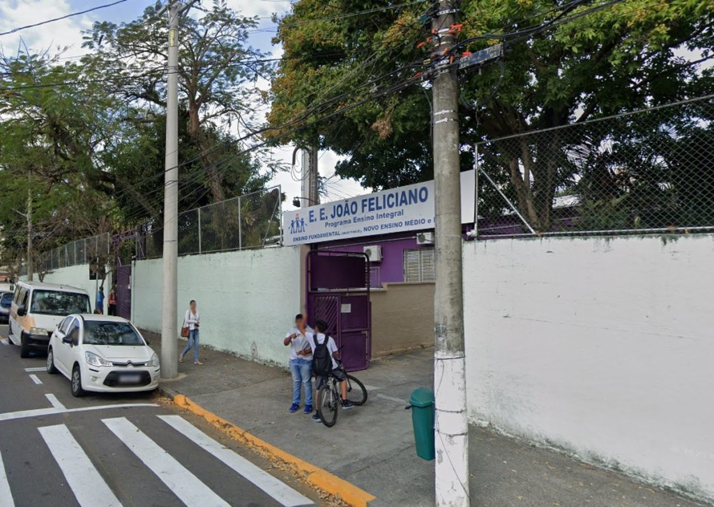 Adolescente tenta atacar colega na escola e esfaqueia professor que impediu agressão em Jacareí