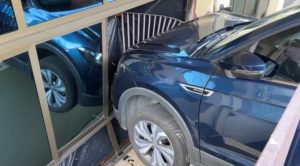 Motorista perde controle da direção e carro invade churrascaria em São José
