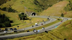 Governo de SP estuda investir R$ 3,8 bilhões para expandir rodovia Carvalho Pinto até Aparecida