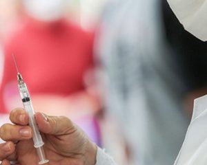 Caraguatatuba inicia vacinação contra a dengue para crianças e adolescentes de 10 a 14 anos