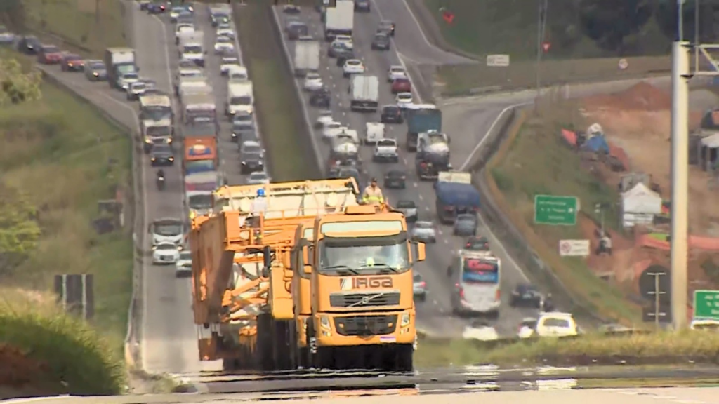 Maior carreta da história da Dutra deve andar mais 32 km nesta quinta-feira (14) na região