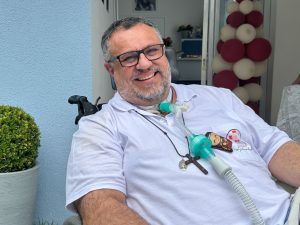 Padre Márlon Múcio está internado em UTI e fiéis fazem corrente de oração; religioso toma 281 comprimidos por dia devido à doença rara