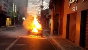 VÍDEO: Carro fica completamente em chamas na região central de Taubaté