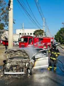VÍDEO: Carro pega fogo em avenida movimentada de Taubaté, SP