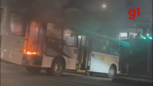 VÍDEO: Ônibus do transporte público pega fogo em Jacareí