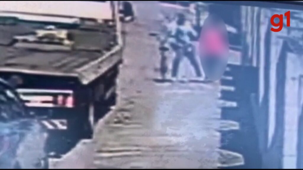 VÍDEO mostra momento em que homem ataca mulher com golpes de tesoura em São José dos Campos, SP