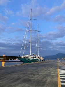 Veleiro-cargueiro parte do Porto de São Sebastião (SP) levando 600 toneladas de café até a França